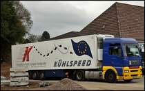 Der Lack lsst erkennen wer der Vorbesitzer war: MAN TGA 18.460XXL mit einem Khlauflieger von KHLSPEED.  Das Unternehmen wurde 1997 in Versmold gegrndet und hat sich auf den Transport von Gtern jeglicher Art quer durch Europa spezialisiert. Schwerpunkt ist aber die Relation Deutschland -> Grobritannien/Irland mit tglichen Abfahrten ab dem Lager in Osnabrck.
