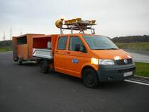 VW T 5 als Doppelkabiner mit Ladepritsche der Autobahnmeisterei Erfurt auf einem Parkplatz an der A 71