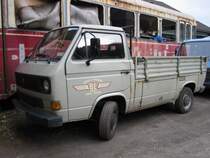 Ein VW-Transporter der Brohltalbahn.
Im Hintergrund sieht man einen verrosteten VS 30.