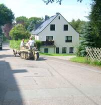 Dieses Kettengetiebene Millitrtransportmotorrad fhrt auf der Kleinen Runde beim Bulldogtreffen in Burkhardtsdorf mit.
