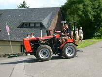 Dieser Eigenbautraktor fuhr auf der groen Rundebeim Bulldogtrefen in Burkhardtsdorf mit