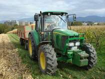 John Deere 6320,
100PS Allradtraktor, 4-Zyl.Turbo-Diesel, 4530ccm,50Km/h,
dieser Typ wurde von 2004 bis 2007 gebaut,
bei der Maisernte 2008