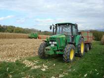 2x John Deere bei der Maisernte,
Allradtraktor 6320 und Mhdrescher 1065,
2008