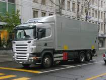 Scania R 420 unterwegs in der Stadt Fribourg am 09.11.2009