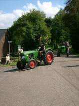 Deutz Schlepper biegt auf die Seilergasse ab beim Bulldogtreffen in Burkhardtsdorf