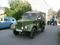 Der russ. Gelndewagen GAS69 wartet auf der Zufahrtsstrae zum Bulldogtreffen Burkhardtsdorf auf seine Maschinenvorstellung