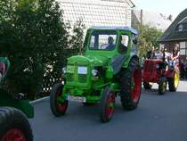 Famulus 36 wartet im Korso auf der Zufahrtsstrae zum Bulldogtreffen Burkhardtsdorf