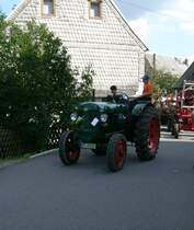 Famulus 36 wartet auf der Zufahrtsstrae zum Bulldogtreffen Burkhardtsdorf auf seine Vorstellung