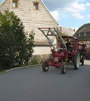 GT124 auf der Zufahrtsstrae zum Bulldogtreffen Burkhardtsdorf