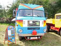 Schaustellerfahrzeug IFA W50L beim 10. Bulldotreffen in Burkhardtsdorf auf der Wiese hinter der Topfmarktscheune.