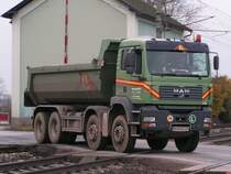 MAN 4Ax-Kipper quert den vielbefahrenen Bahn�bergang bei Bruck/L;091126