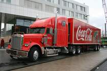 Coca Cola Truck am 28.11.2009 vor einem Einkaufscenter in D�sseldorf Bilk.