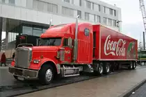 Coca Cola Truck am 28.11.2009 vor einem Einkaufscenter in D�sseldorf Bilk.