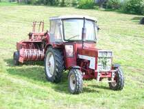 IHC D333 mit Stropresse hinter der Topfmarktscheune in Burkhardtsdorf beim 10. bulldogtreffen