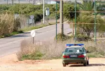 Einsatzfahrzeug der Guarda Fiscal, einer Abteilung der GNR, vor dem Bahnhof Alcantarilha / gesehen in Alcantarilha (Distrikt Faro/Portugal), 02.02.2005
