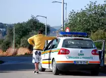 Einsatzfahrzeug der Brigada de Trânsito, einer Abteilung der GNR, mit einem Verkehrssünder auf einem Parkplatz an der N269 / gesehen in Silves (Distrikt Faro/Portugal), 17.01.2007