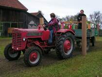 IHC wird w�hrend der Geschicklichkeitsfahrt in Geiersberg von einem Kameramann  begleitet ;091026