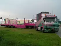 MB1633 des Schaustellerunternehmen  Rieger  mit einem soeben entladenen 4AX-H�nger am Rieder Messegel�nde;090821