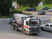 ACTROS3343 hat um 17:40 in seiner Asphaltbirne noch schwarzes heisses Material f�r eine Stra�enbaustelle in Ried i.I.;090909