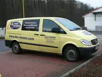 MB Vito von  Der Renner  aus Poppenhausen steht am 03.12.2009 vor einem Lebensmittelmarkt in Hilders/Rh�n