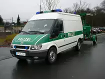 Ford Transit der Bundespolizei steht am Bahnhof Sportfeld in Frankfurt/Main, 05.12.2009