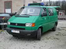 VW T 4 in minzgr�ner Lackierung gesehen am Bahnhof Sportfeld am 05.12.2009