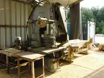 Maschine zum Brechen von Sandsteinen im Steinbruch bei Burgpreppach (Unterfranken)