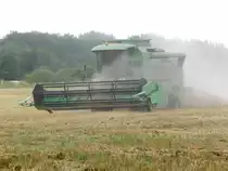 M�hdrescher bei der Ernte in Oberhaid bei Bamberg