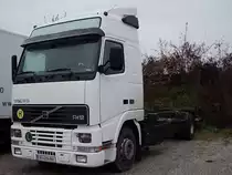 VOLVO_FH12-380 wartet bei einer Gro�tischlerei in Ried i.I. auf die Bereitstellung eines Wechselaufbaucontainer;091206
