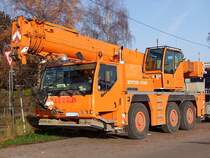 LIEBHERR Autokran der Fa.Mitter wartet am Messegl�nde in Ried i.I. auf den  Nachteinsatz (erneuern Bahn�bergang);091122