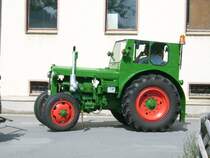 Der Pionier Wartet auf der Uferstra�e in Burkhardtsdorf auf Weiterfahrt der Rundfahrt anl�sslich des 10.Bulldogtreffens.