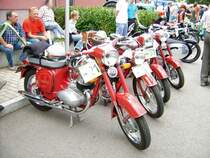 Parade der JAWA Motorr�der vor der Burkhardtsdorfer Mehrzweckhalle beim 10.Bulldogtreffen 2007