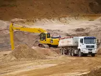 Ein Komatsu Bagger PC 240 NLC in einer Kiesgrube in Herzogenrath bei Aachen beim beladen eines MAN LKW.
