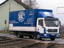 MAN-TGL12.240 am Bahn�bergang in Bruck/L;091126