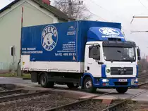 MAN-TGL12.240 am Bahn�bergang in Bruck/L;091126