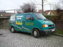 VW T 4 als Werbetr�ger f�r das Hotel ANKER steht am 12.12.2009 in Sommerhausen bei W�rzburg