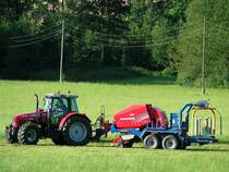MF beim Testbetrieb mit der neuen Heuballenpresse von Welger;090816