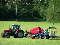 MF beim Testbetrieb mit der neuen Heuballenpresse von Welger;090816