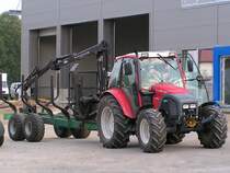 Lindner_GeoTrac73 mit einem �lteren Forstanh�nger von KRONOS vor einer Werkstatt in Ried i.I.;090929