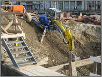 Diesen Schreitbagger unbekannten Typs habe ich am 22.07.2009 in Luzern in der Schweiz aufgenommen. Es finden dort Erneuerungs- und Erweiterungsarbeiten an einem Wasserkraftwerk in der Reuss statt.