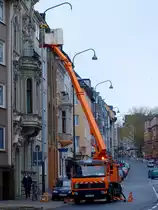 Ein Mercedes LKW mit Hubarbeitsb�hne bei der Montage von Strassenlaternen auf dem Boxgraben in Aachen.