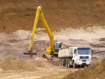 Ein Komatsu Bagger PC 240 NLC in einer Kiesgrube in Herzogenrath bei Aachen beim beladen eines MAN LKW.