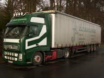 Auf der Zufahrtsstrae zum Bahnhof Putbus stand am 13.Dezember 2009 dieser VOLVO-Sattelzug.