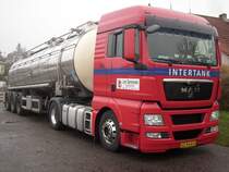 MAN-Tanklaster an einem Sonntag dem 06.Dezember 2009 auf einem Parkplatz in Bergen/Rgen.