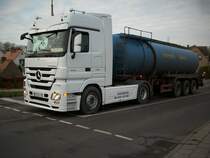 Mercedes-Tanklaster am 15.Dezember 2009 an einer Kreuzung in Bergen/Rgen.