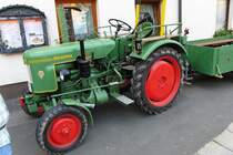 Fendt  Dieselross  vor einer Brauereigaststtte in Aufse(Frnkische Schweiz)mit Anhnger zum Transportieren von Biertouristen gesehen im Sept.2009