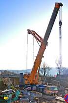 langsames Aufrichten des Liebherr-Kran zum Ausheben
der Behelfsbrcken am Bf Ettlingen/West am 26.11.09