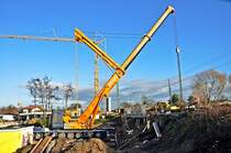 In Position setzen des Liebherr-Kran zum Ausheben der ersten
Behelfsbrcke am Bf Ettlingen/West am 26.11.09