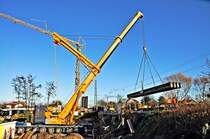 jetzt die Behelfsbrcke nur noch durch die Fahrleitungen durchfdeln, Kranarbeiten am Bf Ettlingen/West, 26.11.09
