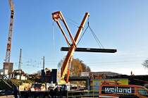 die erste Behelfsbrcke schwebt am Harken des Liebherr-Kranes am Bf Ettlingen/West, 26.11.09
